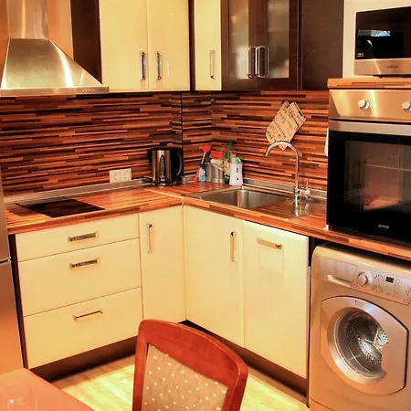 Charming 2bd Apartment, 5 Min From Train Station And Marina