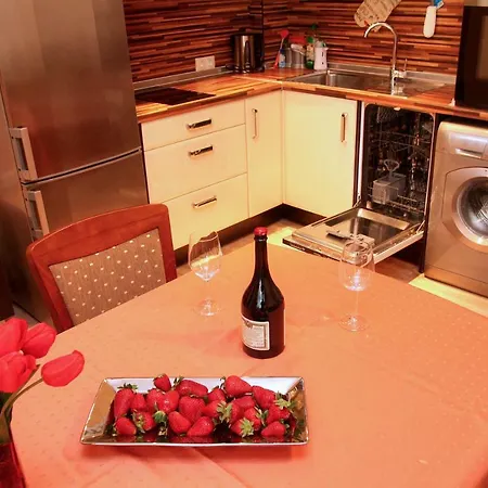 Charming 2bd Apartment, 5 Min From Train Station And Marina *