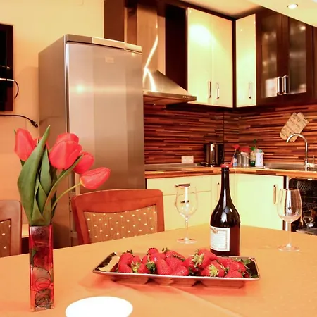 Charming 2bd Apartment, 5 Min From Train Station And Marina