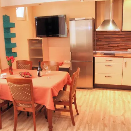 Charming 2bd Apartment, 5 Min From Train Station And Marina Varna